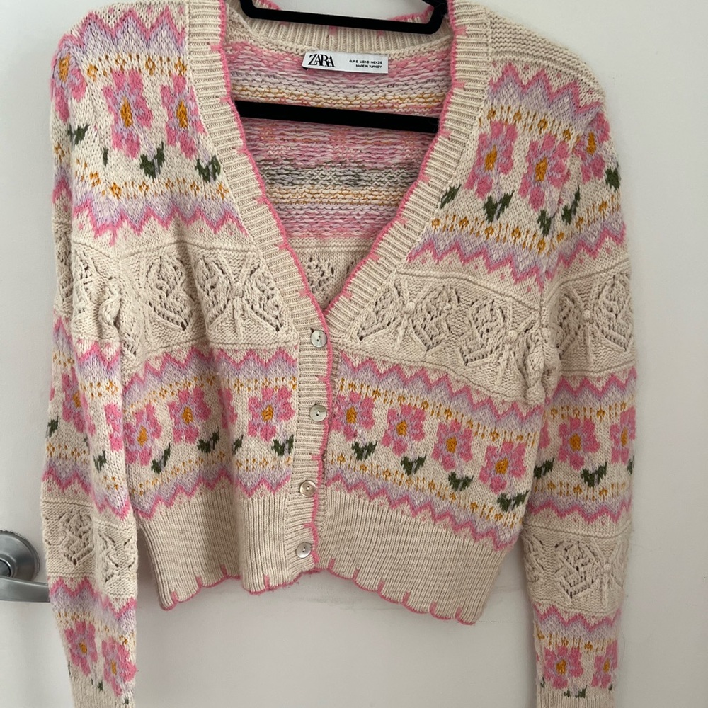 Zara Women's Cream and Pink Floral Sweater